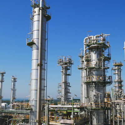 video-panning-of-refinery-tower-in-process-area-of-oil-refinery-industrial-plant-construction-phase_4qcc15lal__F0000